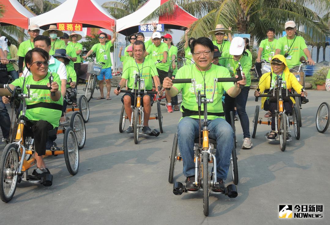 ▲縣長潘孟安化身領航員，陪同身心障礙者體驗遊艇、風帆、獨木舟及手搖自行車等一系列海灣水陸運動，一同感受挑戰自我的激情與感動。（圖／記者蔡承宏攝 , 2017.10.27）