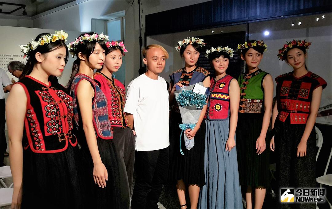 ▲「巴魯祖孥工藝坊」服裝設計師阮志軍與模特兒合照。（圖／記者陳宗傑攝,2017.10.27）