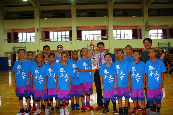 ▲泰山國小六年級的籃球隊，在總教練吳家齊、教練陳泓甫的帶領下，勇奪106年度國小對抗賽的冠軍。（圖／泰山國小提供）