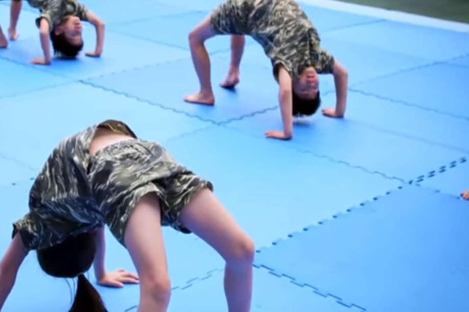 ▲小蛙人們進行仰臥挺身、匍匐前進、蛙人操等軍事訓練。（圖／翻攝自Galileo）