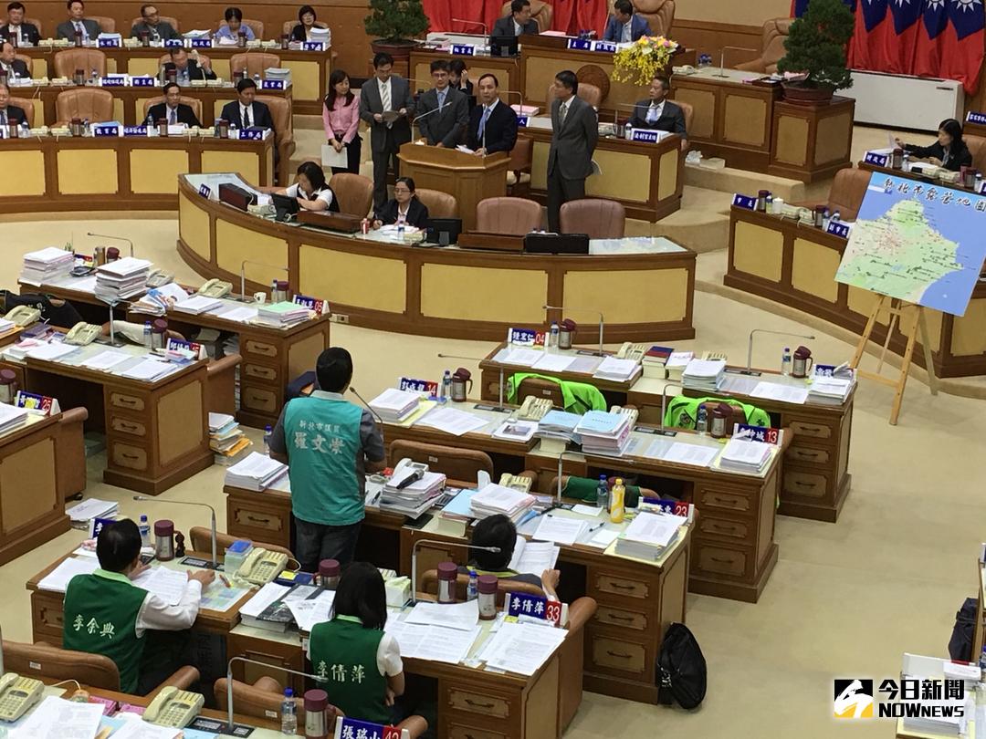 ▲民進黨籍新北議員陳世榮、沈發惠、羅文崇、李倩萍及李余典質疑新北市，並未落實對露營的法規、公安及管理，各機關對於管理的責任互踢皮球。（圖／記者陳志仁攝，2017.10.26）