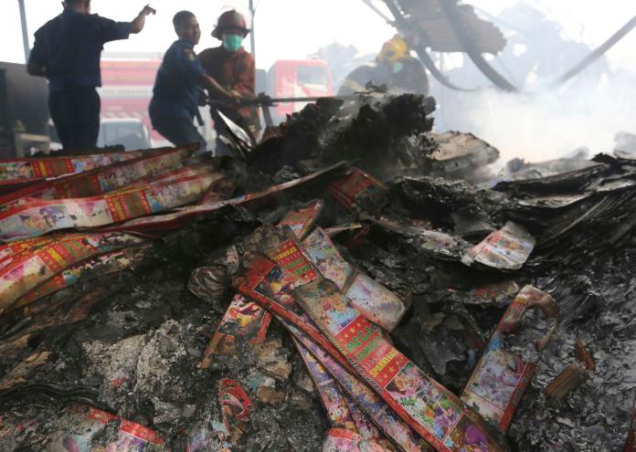 ▲消防人員正在爆炸的印尼煙火工廠進行搜救。（圖／達志攝影／美聯社）