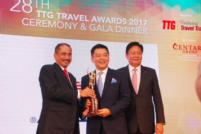 ▲雲頂郵輪集團東南亞／北亞／澳洲／印度銷售部主管暨高級副總裁吳明發先生（中）在泰國曼谷舉行的2017年第28屆TTG旅遊大獎頒獎典禮接受印尼旅遊部長Arief Yahya先生（左）頒發之「TTG 旅遊大獎榮譽堂」獎座。右為TTG Asia Media董事總經理Darren Ng先生。（圖／公關照片）