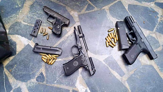 ▲警方查獲制式Beretta手槍1支、GLOCK手槍1支及黑星手槍1支。（圖／高市警局提供 , 2017.10.26）
