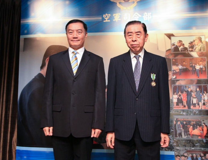 ▲ 空軍司令沈一鳴上將（左）25日頒贈中華民國軍人之友社理事長李棟樑「楷模甲種二等獎章」。（軍聞社記者周昇煒攝）