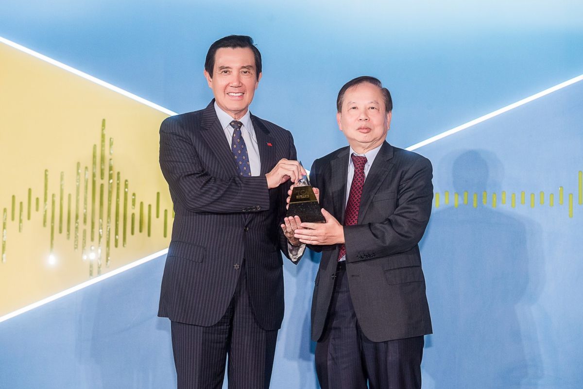 ▲前總統馬英九（左）親臨第2屆「蔡萬才台灣貢獻獎」致詞，並擔任贈獎人，右為得獎者許金川醫師（圖／富邦金提供，2017.10.25）