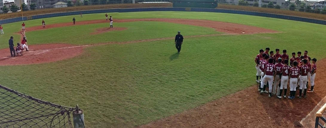 ▲雨勢過大卻照樣比賽，讓球場的草皮形成妊娠紋一般的痕跡。（圖／阿宏叔叔）