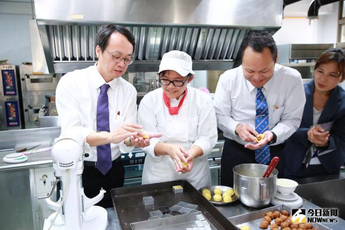 ▲家齊廣島姊妹校來訪，兩校首長共同體驗鳳梨酥的製作過程。（圖／記者黃文博攝，2017.10.25）
