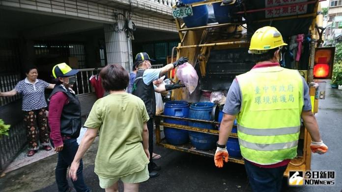▲清潔隊沿街收垃圾，已成為民眾日常生活之一。（示意圖／台中市環保局提供）