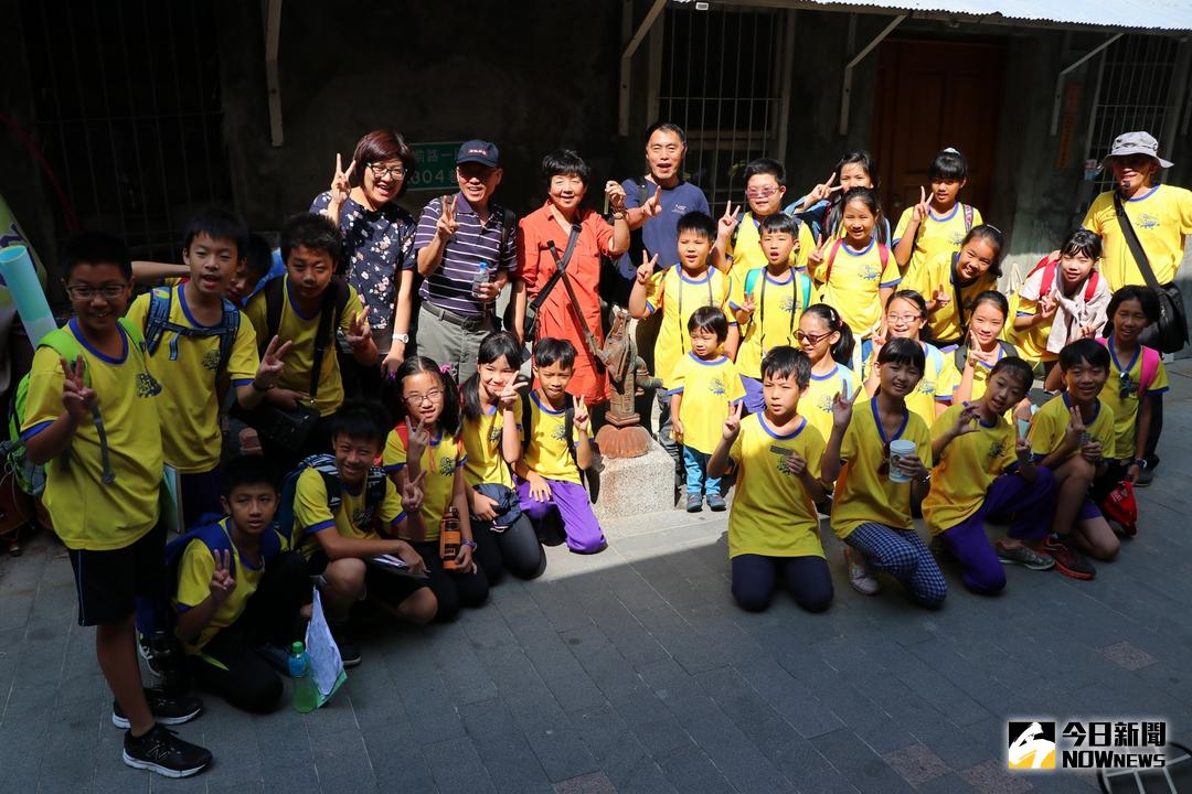 ▲彩虹斑馬水環境守護志工隊親師生44人，穿越古地圖府城歷史溯溪趣。（圖／記者黃文博攝，2017.10.25）