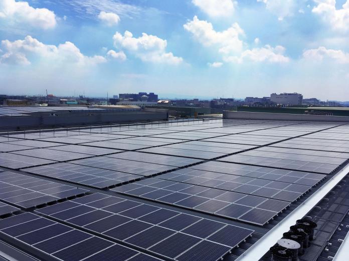▲太陽能綠能屋頂話題熱議，圖為友達台南廠3.8MW屋頂型電廠。（圖／友達提供，資料照片）