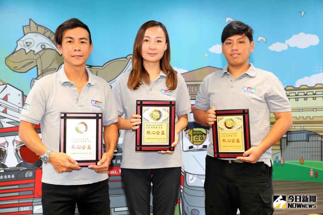 ▲今日新聞記者陳佩琪（中）、蔡坤霖（右）、宋德威（左）協助8月30日左營區龜山水庫涵洞受困救助案，高雄市政府消防局25日頒發感謝狀。（圖／記者李訓攝 , 2017.10.25）