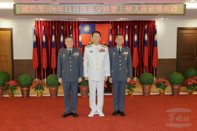 ▲ 參謀總長李喜明上將25日與屆退的李世國少將（右）合影。（軍聞社記者陳建興攝）