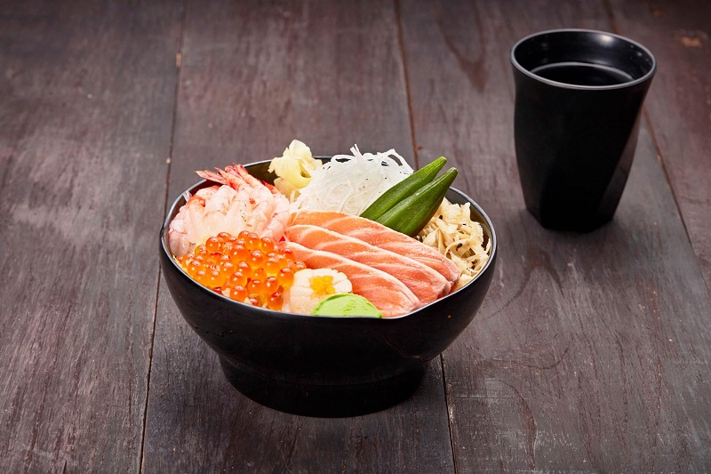 ▲百八魚場西湖店的御品三色丼遭驗出大腸桿菌群超標。（圖／翻攝自「百八魚場」臉書專頁）