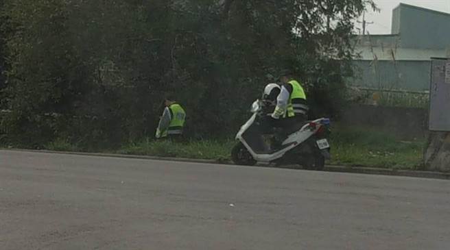 偷拍員警草叢小便　網轟：別再刁難警察
