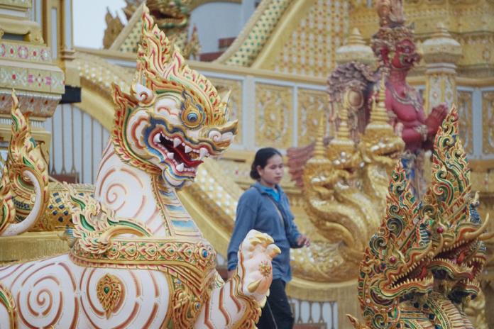 ▲泰國將在25日為去年10月13日駕崩的國王蒲美蓬舉行王室火化葬禮，12日開放媒體拍攝，圖為一名工人通過火化亭中的神獸雕塑。中央社記者劉得倉曼谷攝106年10月12日