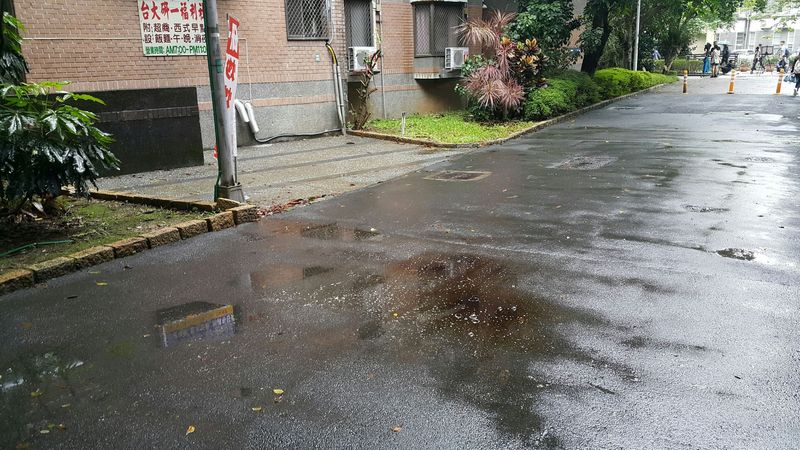 ▲台大宿舍附近20日凌晨有人潑灑不明液體，造成1死3傷，犯嫌持刀自殘死亡。案發現場已清理完畢。中央社記者陳至中攝106年10月20日