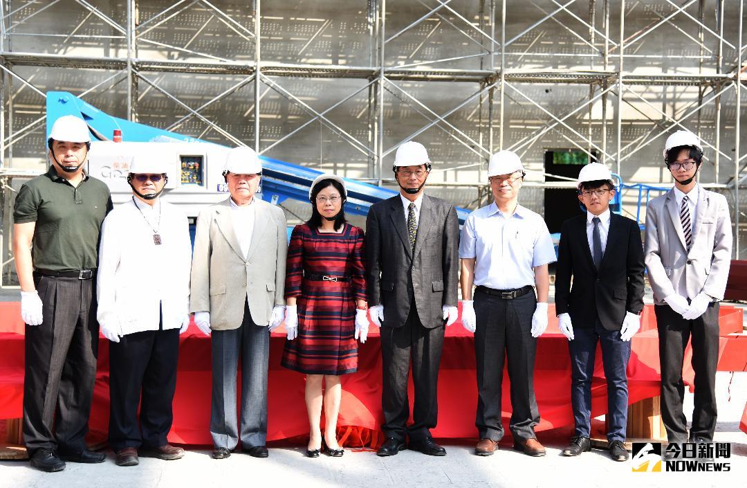 ▲創辦人許文志、董事長許淑敏及校長陳益興，帶領全校教職員工生代表、林木榮建築師及盛輝營造施工團隊，共同祈求工程順利、興建平安、圓滿開館。（圖／記者蘇榮泉翻攝，2017.10.24）