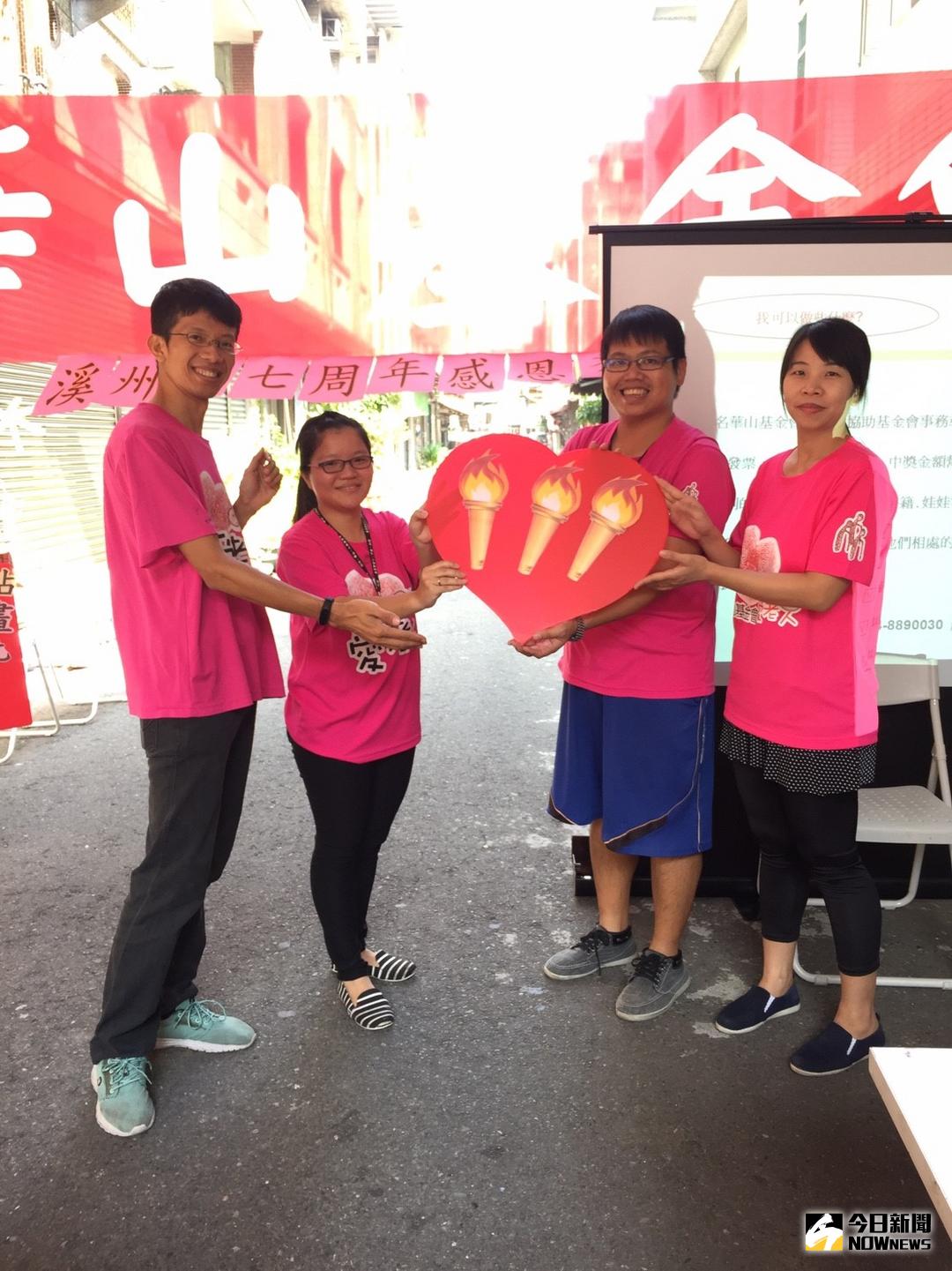 ▲傳遞愛的燈火給溪州站長趙婉萍，希望愛心能夠傳承下去。（圖／記者陳雅芳攝，2017.10.24）