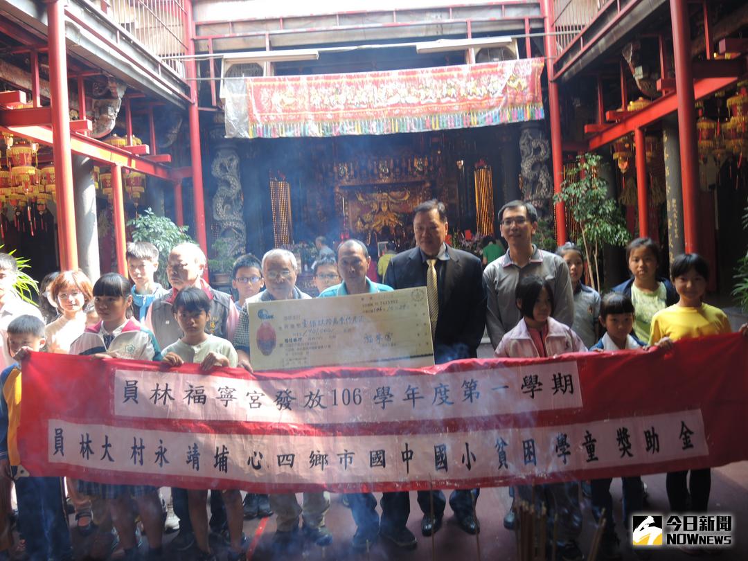 ▲員林市福寧宮發放106學年度第一學期員林等四鄉鎮國中小貧困學童獎助學金，總金額達190萬元，師生也虔誠焚香向媽祖拜拜。（圖／記者陳雅芳攝，2017.10.24）