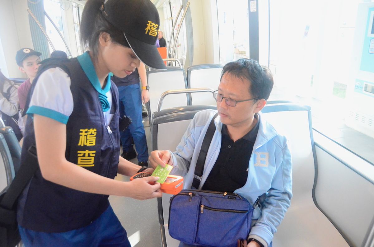 ▲高雄輕軌稽查員配戴服務識別證及身著黑色稽查背心及帽子，乘客如遇到查驗票時請主動配合稽查。（圖／高雄捷運公司提供,2017.10.24）