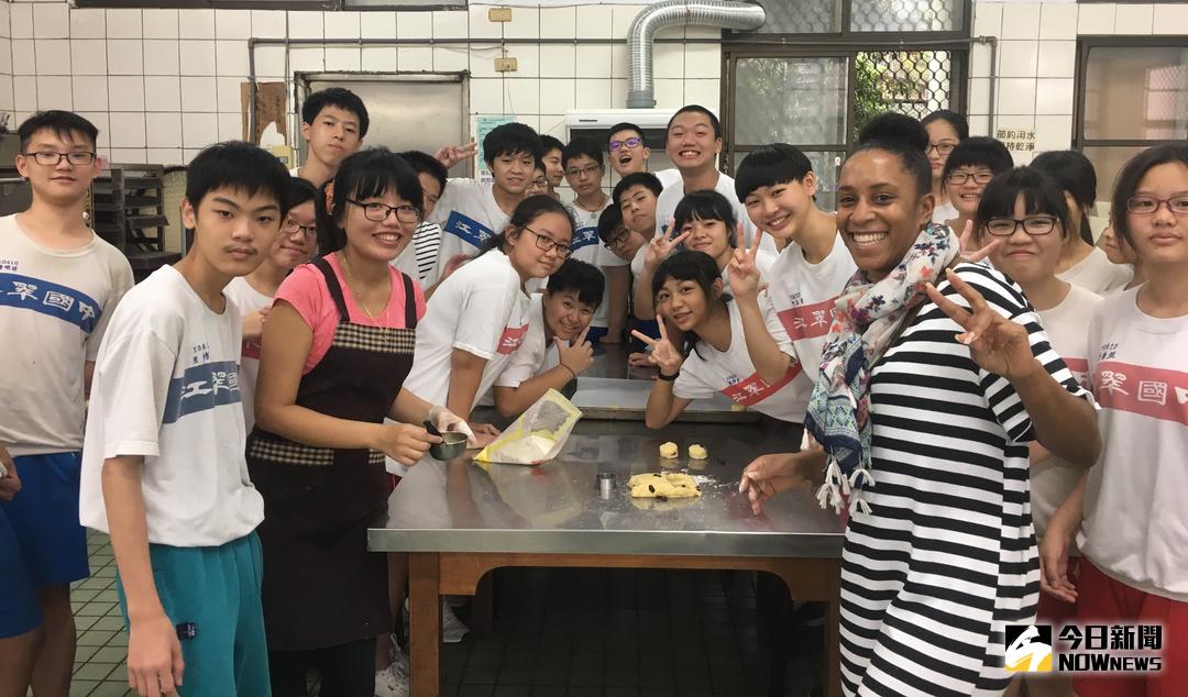 ▲江翠國中與姊妹校英國托瑪士泰里斯中學這次的交流，以網路社群視訊的學習，及英國代表性食物「司康餅scone」的製作揭幕。（圖／記者陳志仁攝，2017.10.24）