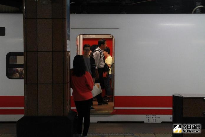 ▲旅客再換搭431次普悠瑪列車北上。（圖／記者鄭志宏攝,2017.10.24）