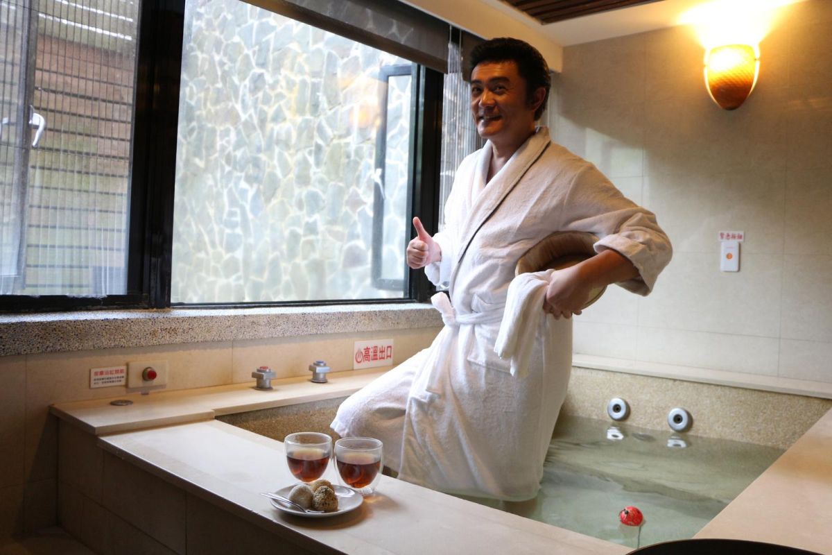 ▲知名藝人李㼈應《保庇新北市》封面之邀，分享烏來私房行旅，並大方公開老婆泡湯秘訣，要讓大家泡美人湯輕鬆變美人。（圖／新北市政府民政局提供）