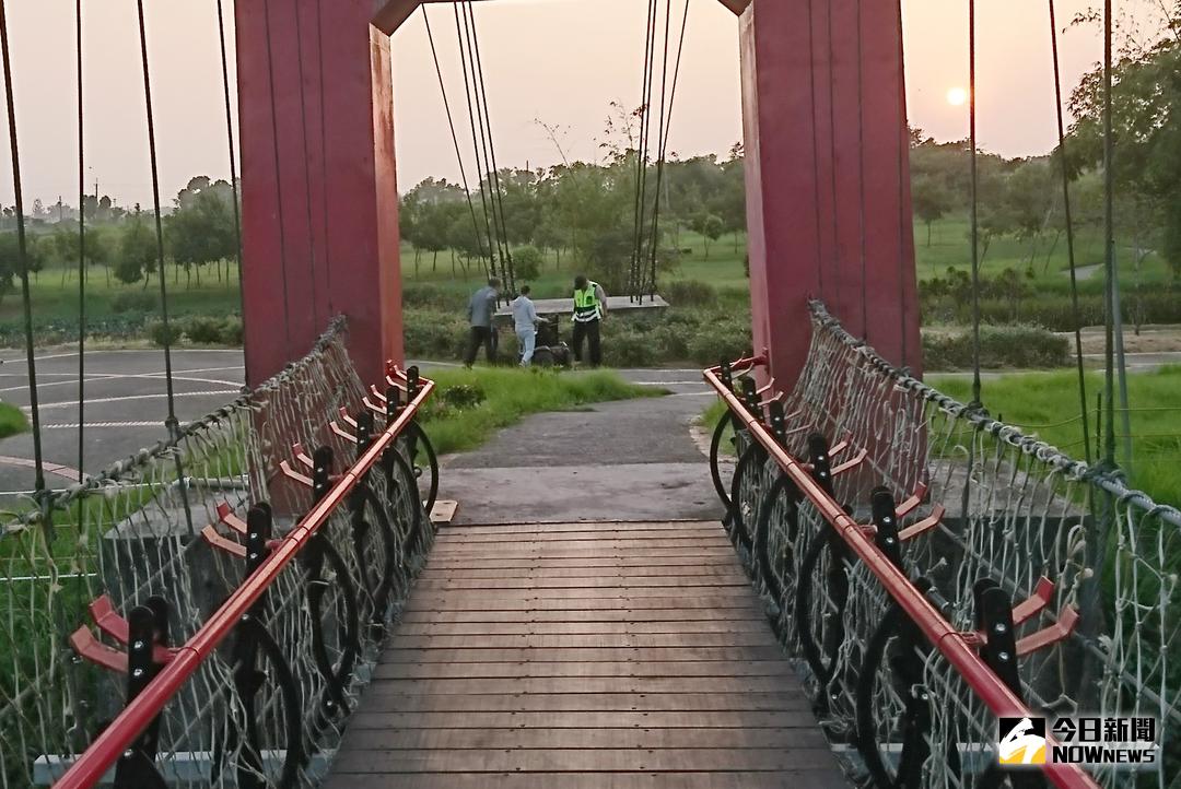 ▲斗南鎮「他里霧埤水花園」發生殘障電動車人車翻覆意外。（圖／記者簡勇鵬攝）
