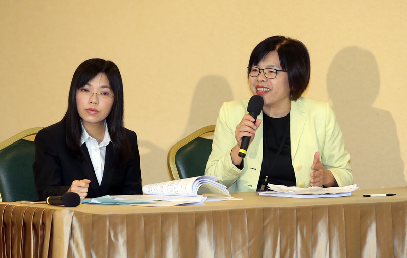 ▲不當黨產處理委員會24日舉行救國團第二次聽證，救國團針對閱卷時間過短、部分委員迴避提出異議，隨後黨產會副主委施錦芳（右）宣布駁回救國團異議，聽證會繼續進行。中央社記者鄭傑文攝106年10月24日