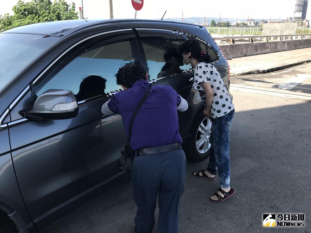 ▲一位粗心母親不慎將二月大嬰兒反鎖車內，急得淚如雨下。（圖／記者鄧力軍翻攝）