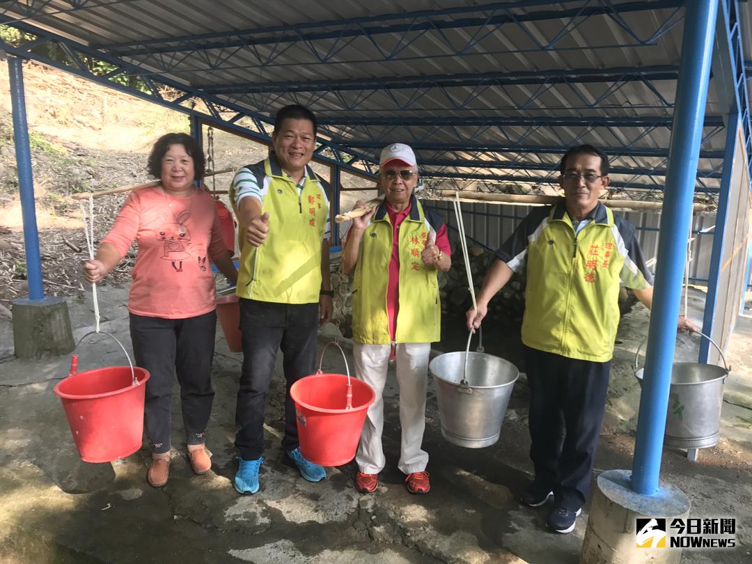 ▲鄭里長強調，其實在旗山太平里山脚下，有一座日據時代就存在的天然湧泉，名為「擔水坑」，至今泉水仍然豐沛、終年不枯竭，且因水質甘甜，平常就吸引不少外地人前來取水。（圖／記者許薰方攝 ）