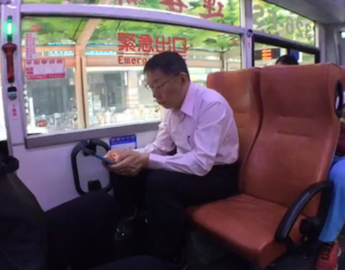 ▲台北市長柯文哲鼓勵大家多利用大眾運輸工具通勤，自己也身體力行做起榜樣。（圖／翻攝自柯文哲臉書）