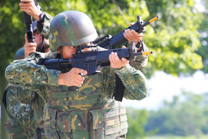 ▲ 陸軍特訓中心106-2梯突擊幹部訓練班24日進行城鎮作戰訓練。（軍聞社記者林澤廷攝）
