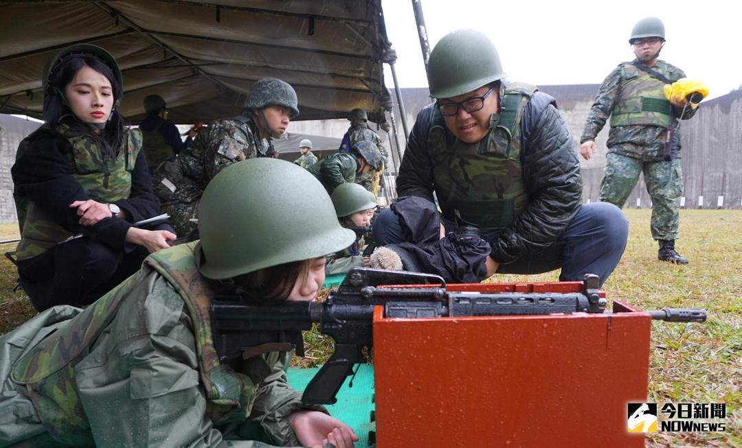 ▲陸軍269旅營區舉辦全民國防高中職實彈射擊體驗，在進行25公尺實彈射擊前，必須先經過射擊原理講解、射擊預習。（圖／記者呂烱昌攝 ）