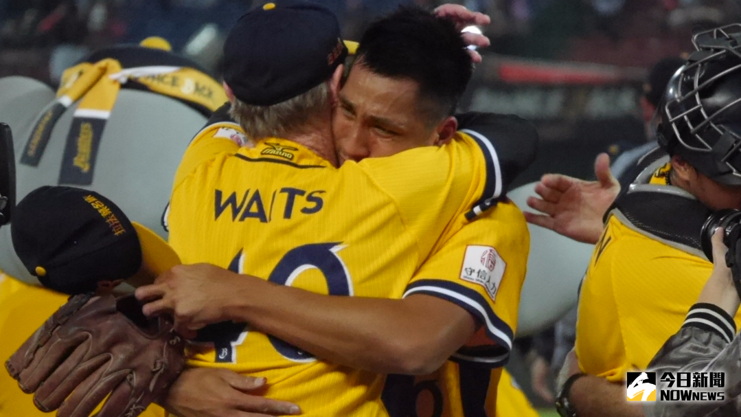 ▲王鴻程哭了，跟投手教練銳威相擁而泣。（圖／吳政紘攝）