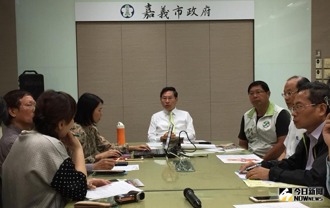 ▲嘉義市涂醒哲市長為配合中央政府2025年能夠落實非核家園政策，推動「千屋計畫」讓家家戶戶都加入再生能源生產行列。（圖／記者陳鐘聲攝 , 2017.10.23）