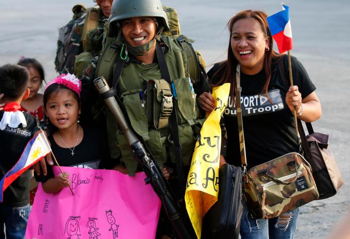 ▲結束菲律賓南部馬拉韋（Marawi）戰鬥，菲國軍人返家接受親人歡迎。（圖／達志影像／美聯社）