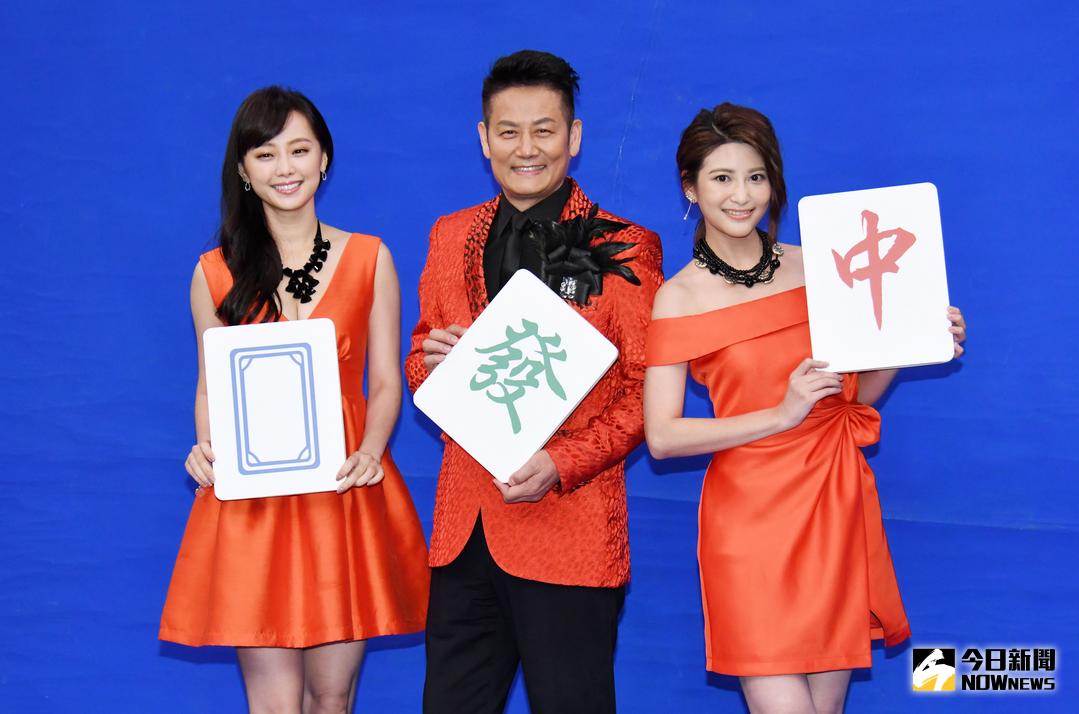 ▲徐乃麟（中）與璟宣（左）、樓心潼（右）主持新節目《碰碰發財星》。（圖／記者林調遜攝，2017.10.23）