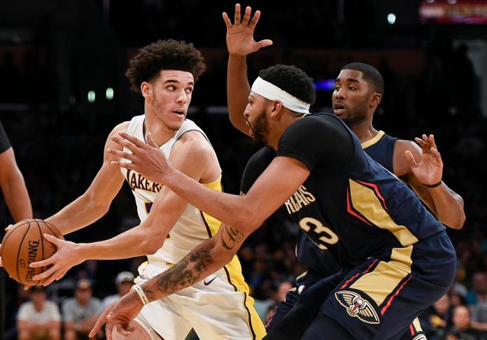 ▲湖人Lonzo Ball\\(右\\)，鵜鶘Anthony Davis。（圖／美聯社／達志影像）