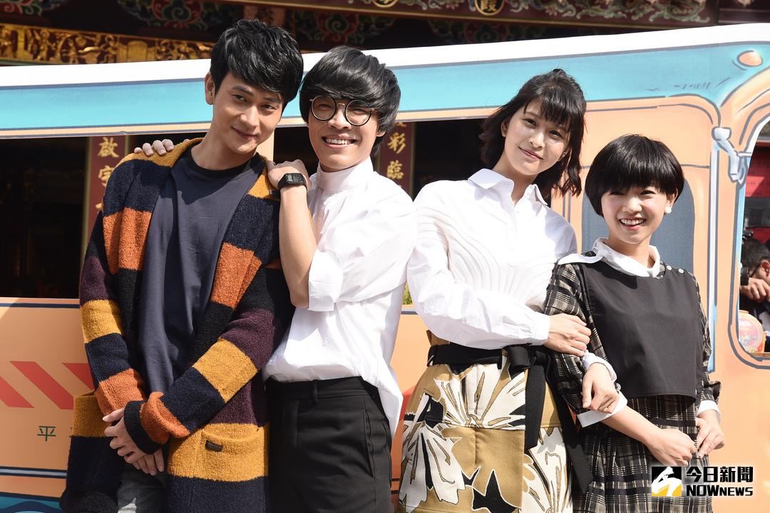 ▲《花甲大人轉男孩》開鏡祈願儀式，演員劉冠廷（左起）、盧廣仲、江宜蓉、嚴正嵐。（圖／記者林柏年攝 , 2017.10.22）