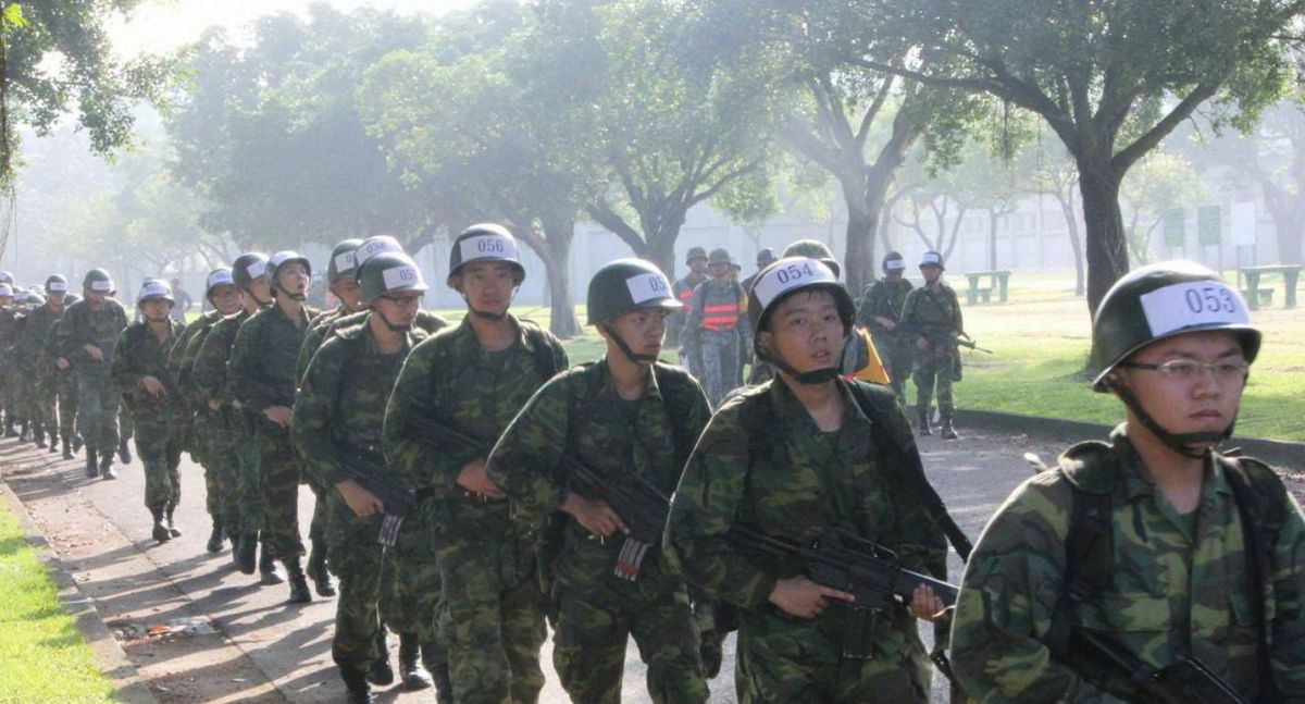 ▲行軍中的義務役官士兵，基礎訓練目的為培養一位合格的步槍兵與磨練士兵服從性。（圖／軍聞社）