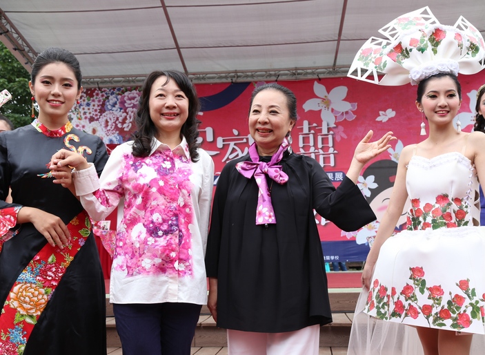 中埔鄉客家文化會館21日由縣府和嘉義縣客家文化協會首次舉辦客家傳統婚禮。(圖／記者任禮清翻攝 2017.10.21)