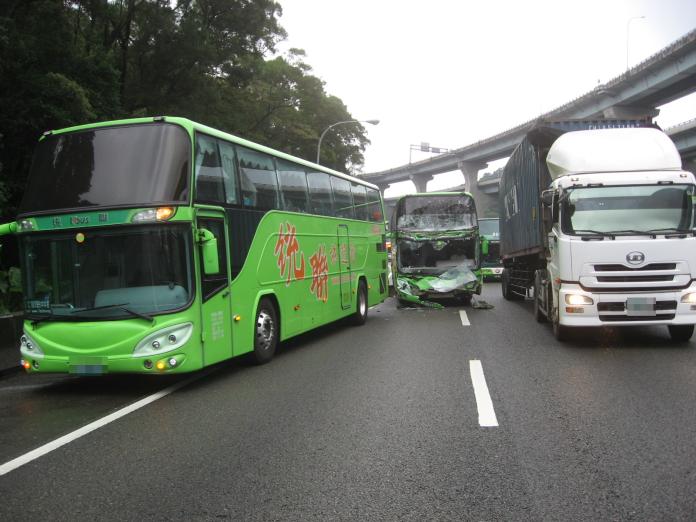 2統聯客運國道閃清犬屍車釀追撞　7人受傷送醫
