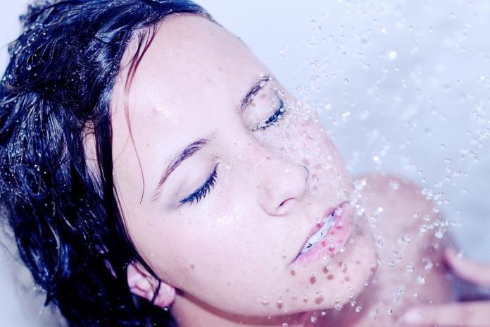 ▲你知道其實淋浴時順便洗臉是錯誤的習慣嗎？（示意圖／翻攝自Pixabay）