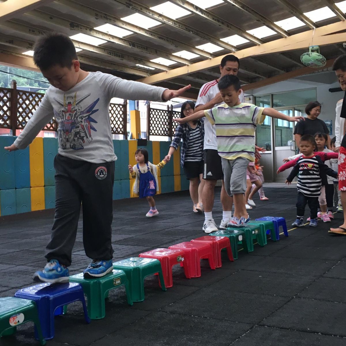 ▲基隆市政府教育處21日在過港教保資源中心啟用後，舉辦首場親子互動課程，玩出孩子的平衡力。（圖／基隆市政府提供）