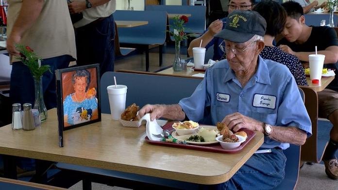 ▲93歲的普爾維斯（Clarence Purvis）每天都會帶著妻子生前的美照出門用餐。（圖／翻攝自WTOC）