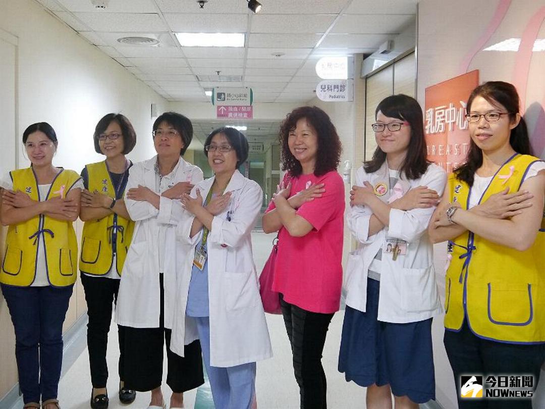 ▲林秀猜科長\\(左二\\)呼籲粉紅十月。乳癌防治很重要，（圖／記者郭政隆翻攝）