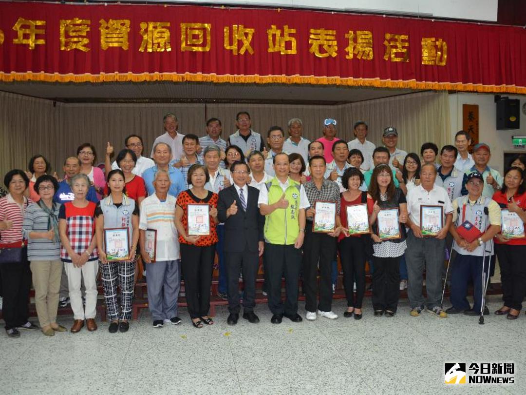 ▲圖說：市長涂醒哲表揚各里及社區資源回收行動站推動之成效。（圖／記者郭政隆攝影2017.10.20）