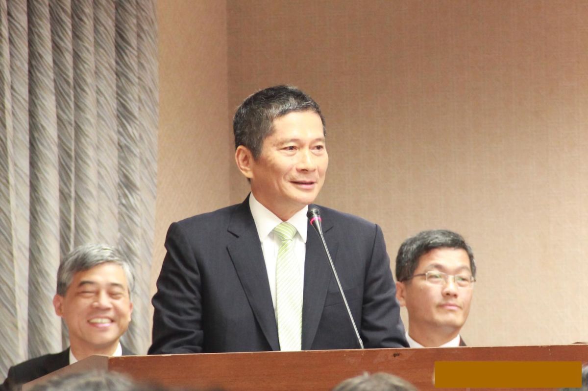 ▲民進黨立委邱議瑩的陪睡說引發爭議，她的先生、客委會主委李永得30日赴立院備詢前受訪時，力挺老婆說「她理直氣壯，講得非常精準。」（資料照片／NOWnews）